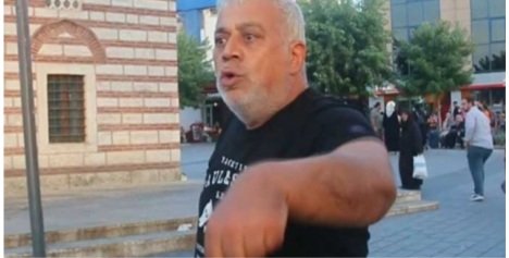 İstanbul'un Üsküdar ilçesindeki bir sokak röportajında Hödüğün biri akp'yi eleştiren gence saldırdı Bu Hödüğe gereken dersi verecek birileri cıkacaktır gibime geliyor