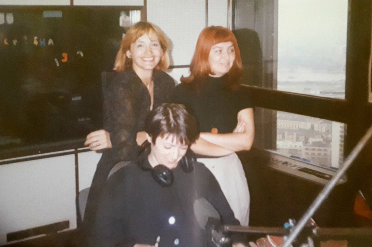 Udarna voditeljska trojka #studiob, Gorica Nešović, Olivera Miloš Todorović i ja na vrhu Beograđanke, s proleća 1997. Ovog leta sam joj 3 nedelje pravila društvo u Buđenju na S2.
Bila su to divna jutarnja čavrljanja pred mikrofonom i van studija. Bila...🖤