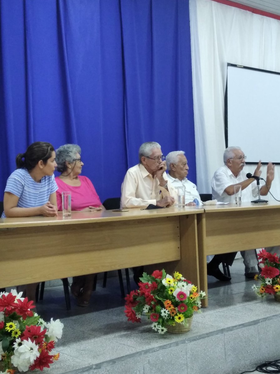 ArelysFalcon's tweet photo. Excelente intercambio de profesores fundadores con los  panelistas del Coloquio sobre Humberto Miguel Fernández y su huella en la salud en #Cienfuegos #CubaPorLaVida https://t.co/7hcP5vZHDJ