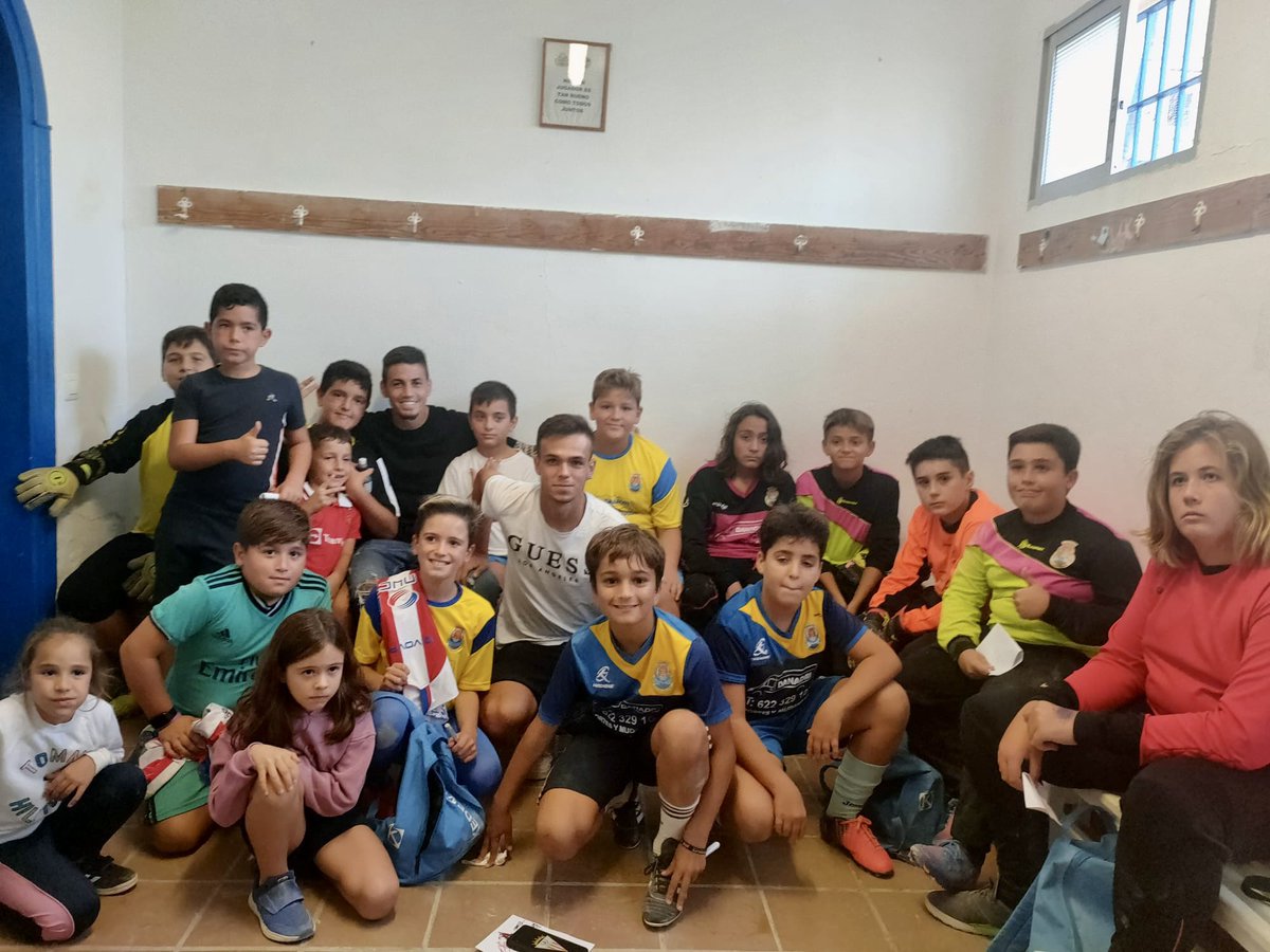 LaBaseACF's tweet photo. ⚽️Hoy nuestros jugadores #Flere y #Gallardo han visitado a uno de nuestros clubes convenidos, el Bahía.
👏🏻Gracias por la enorme acogida. Siempre un placer colaborar con los clubes de nuestra ciudad.
#UnaPasiónEspecial https://t.co/7ssveDx7tN