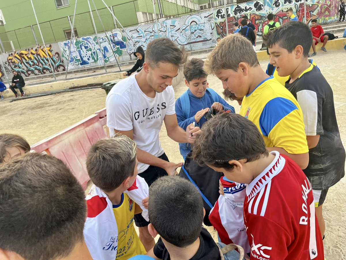 LaBaseACF's tweet photo. ⚽️Hoy nuestros jugadores #Flere y #Gallardo han visitado a uno de nuestros clubes convenidos, el Bahía.
👏🏻Gracias por la enorme acogida. Siempre un placer colaborar con los clubes de nuestra ciudad.
#UnaPasiónEspecial https://t.co/7ssveDx7tN
