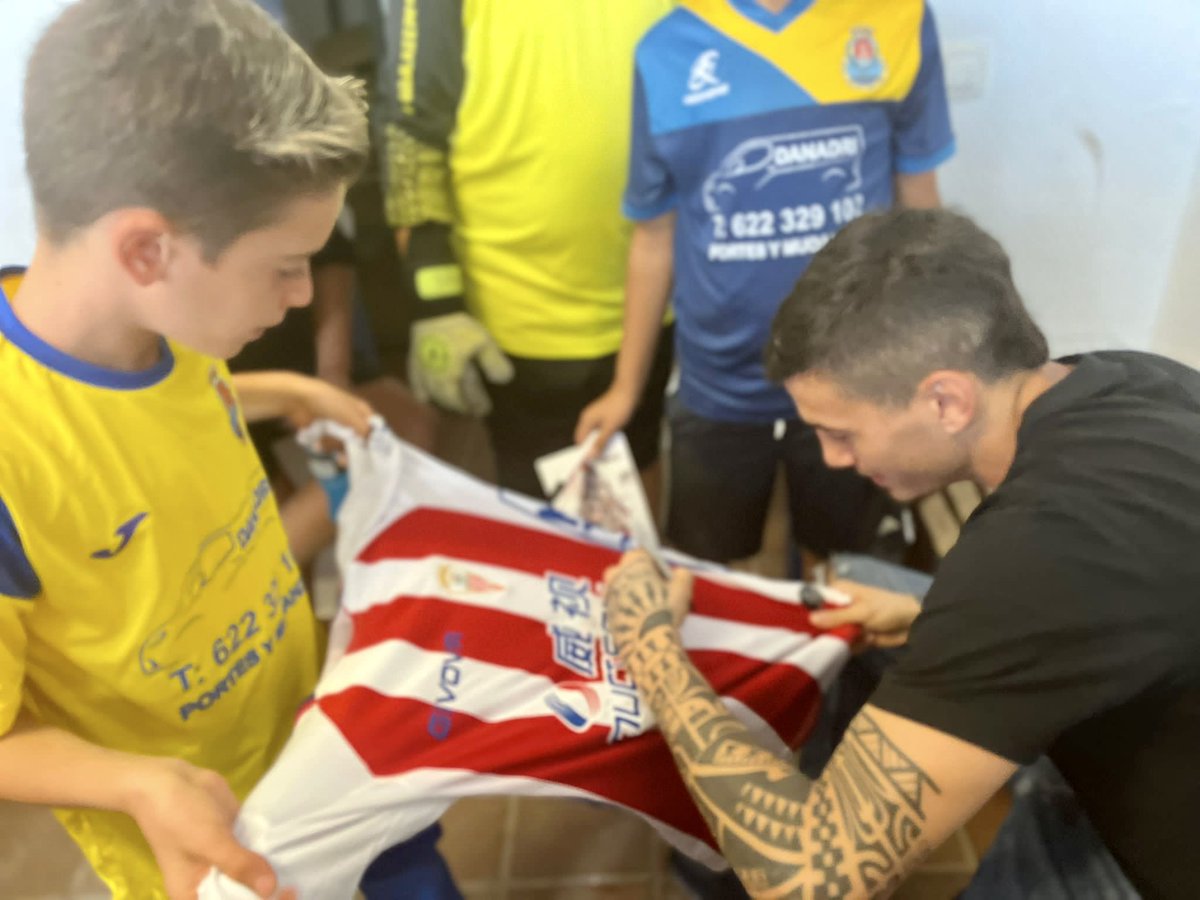 LaBaseACF's tweet photo. ⚽️Hoy nuestros jugadores #Flere y #Gallardo han visitado a uno de nuestros clubes convenidos, el Bahía.
👏🏻Gracias por la enorme acogida. Siempre un placer colaborar con los clubes de nuestra ciudad.
#UnaPasiónEspecial https://t.co/7ssveDx7tN