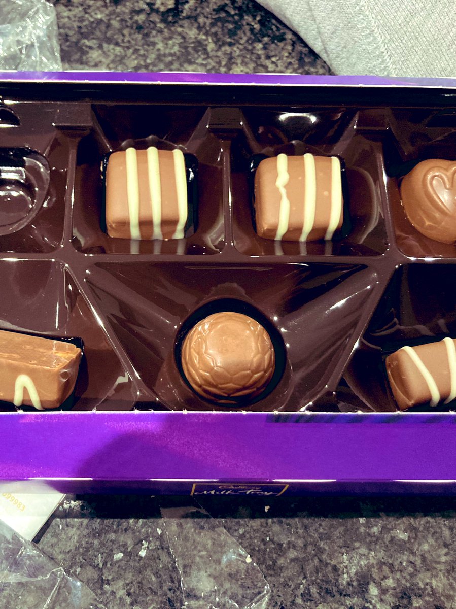 dannyburty's tweet photo. @CadburyUK what is this!!!? 🤦🏼‍♂️ just throw in the ones that no one eats and sell them off cheap in the garage 🙄😂 https://t.co/crW56veATs