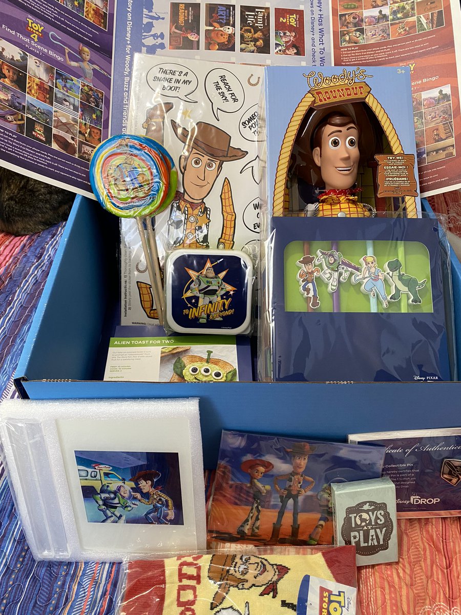 Kamiduu's tweet photo. Some very cool stuff in the #disneydrop #toystory box!!
#pixar #DisneyPlus #disney #woody #theresasnakeinmyboots https://t.co/jHdc6C9bFt