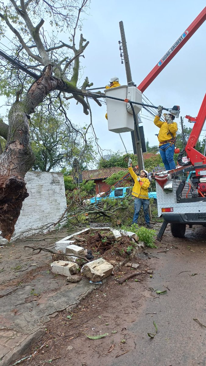 ANDEOficial's tweet photo. Trabajo de reposición del servicio de energía eléctrica en la ciudad de Fernando de la Mora, zona Norte y la ciudad de Lambaré, a cargo de cuadrillas del Plan de Apoyo en Emergencias https://t.co/vWj1XmRjE8