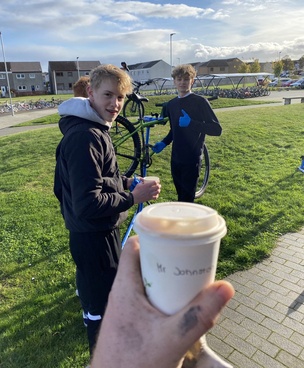 tech_ehs's tweet image. Oily hands &amp;amp; fresh flat whites. Senior phase wider achievement courses have been great so far. This bunch of grafters are finishing off their check &amp;amp; maintenance schedules ahead of getting stuck in to the staff bikes after the holidays. All powered by @buchan_june barista team!