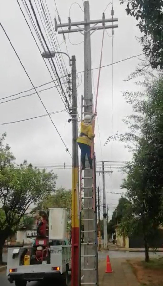 ANDEOficial's tweet photo. Trabajo de reposición del servicio de energía eléctrica en la ciudad de Fernando de la Mora, zona Norte y la ciudad de Lambaré, a cargo de cuadrillas del Plan de Apoyo en Emergencias https://t.co/vWj1XmRjE8