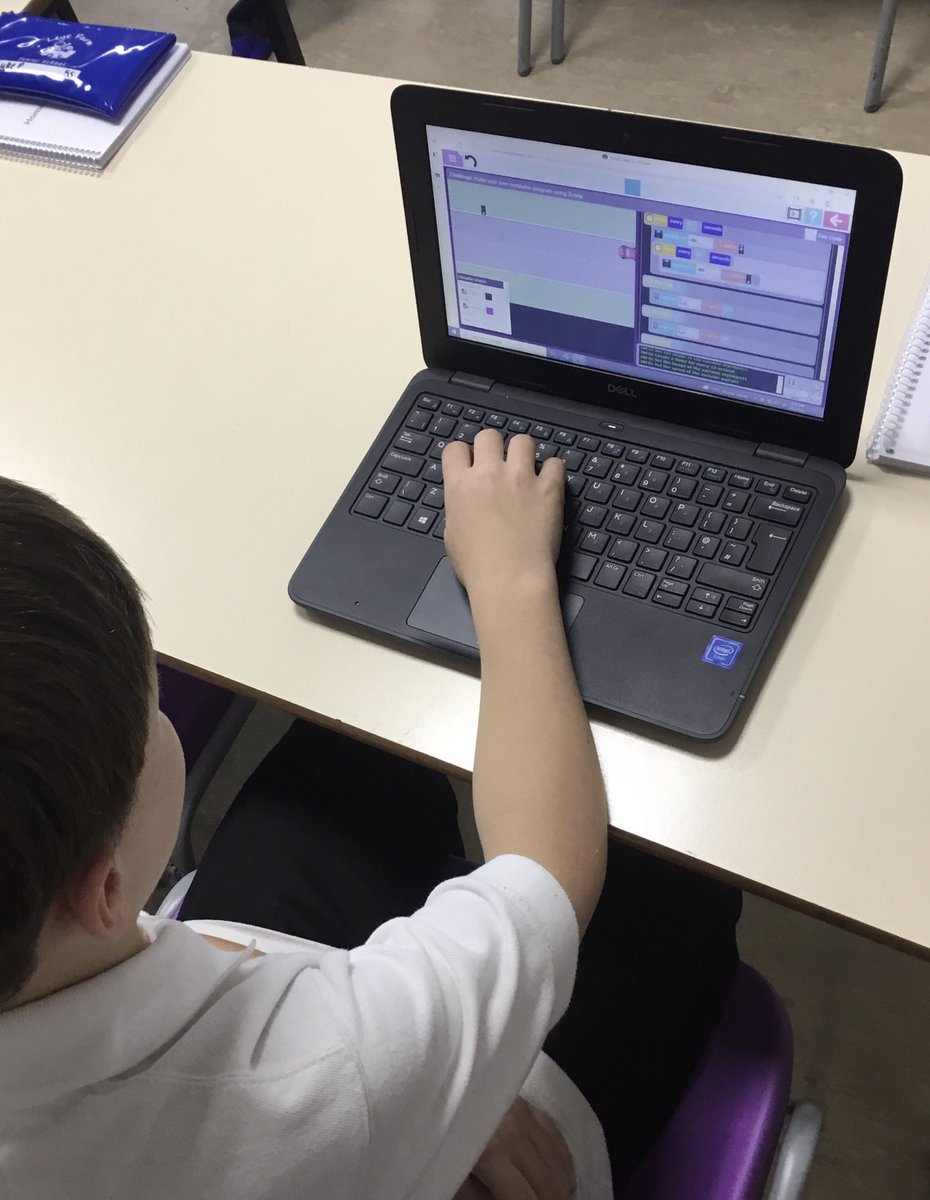 LeysFarm's tweet photo. Class 5S planned an algorithm and used it to programme a traffic-light simulation. We also made the sequence repeat forever. @purpleMash #lfjsComputing https://t.co/6h6N9cAOBj
