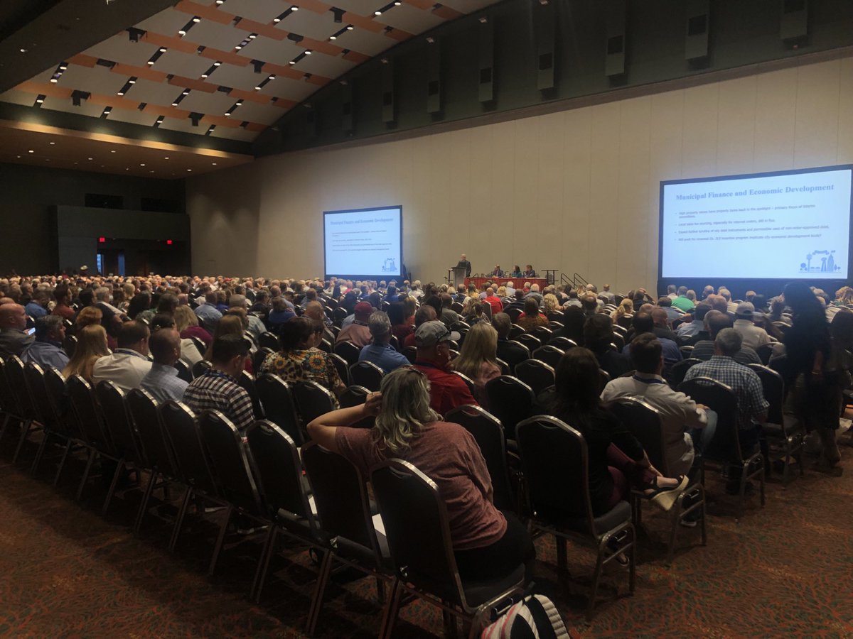 Snapper_Carr's tweet image. Packed house at the 88th Legislative Session preview  at TML Annual Conf.  #TMLAC2022 #txlege