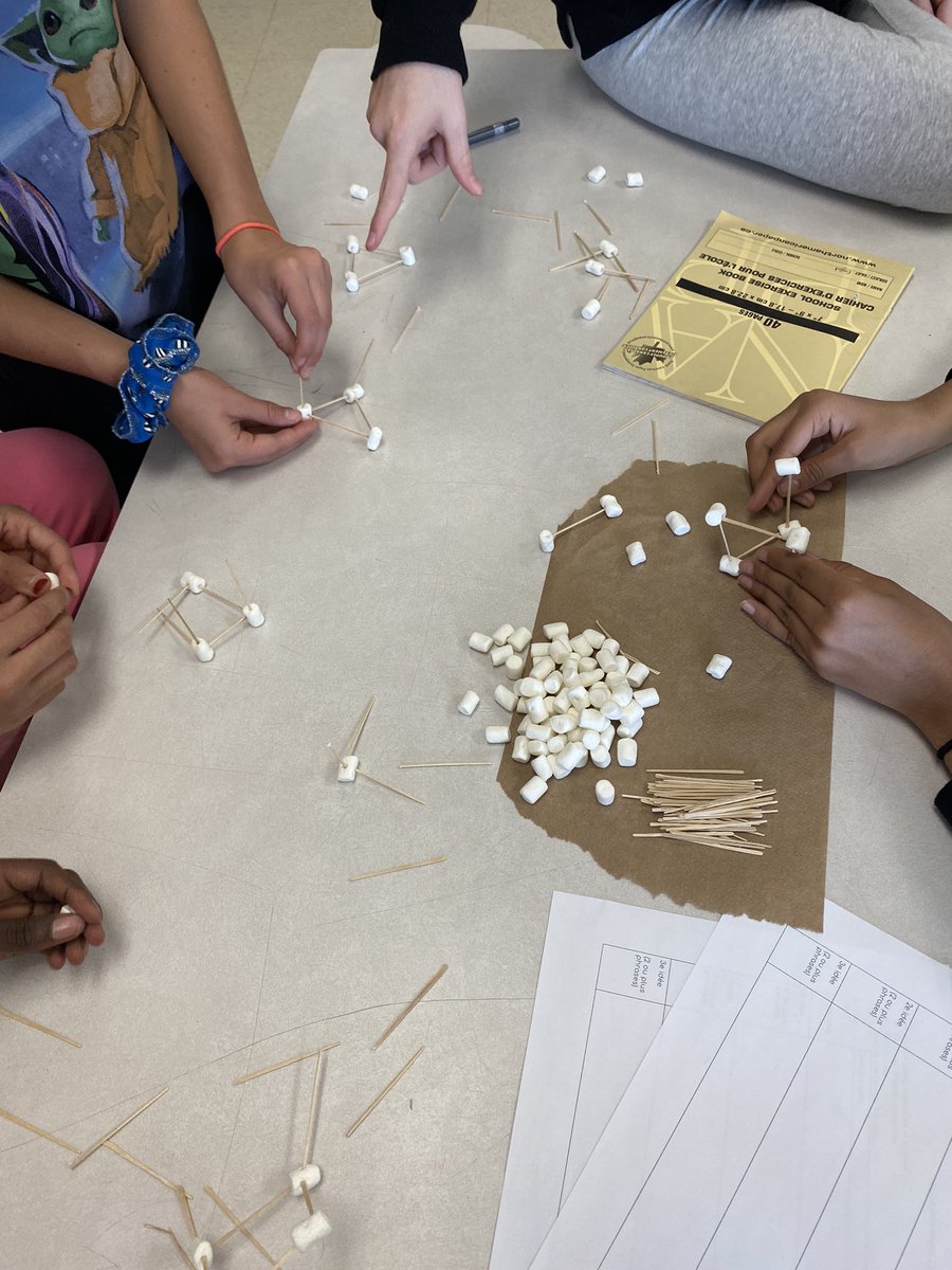 enseignanteJR's tweet photo. Today’s classroom fun: STEM challenge! Who can build the tallest tower? A great way to engage in collaboration &amp; problem solving. @SawmillCreekES https://t.co/UjiLgI2Ox5
