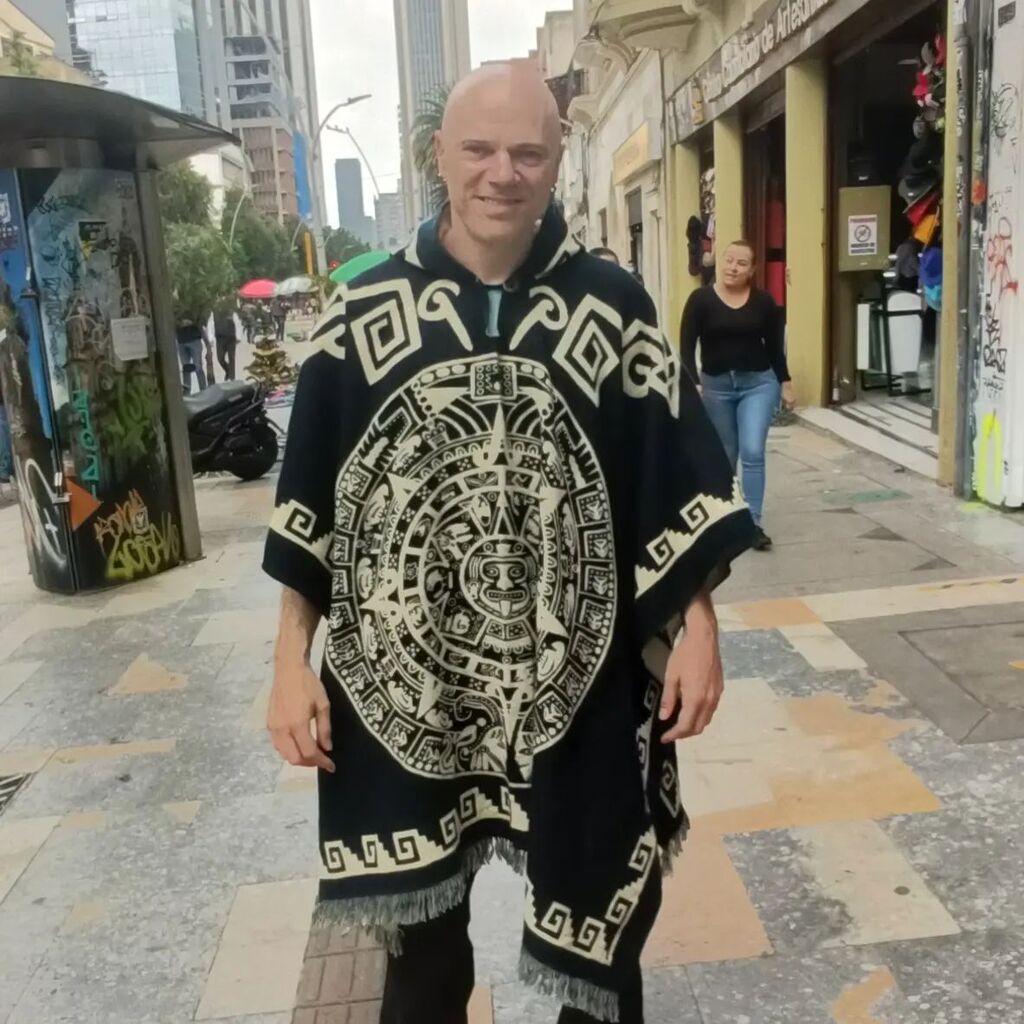 AlexADury's tweet photo. Salir de ruana por Bogotá 🇨🇴 #gaybogota #gaycolombia #ruanas https://t.co/1GCQWbdWcI https://t.co/wV8Z7Hbypx