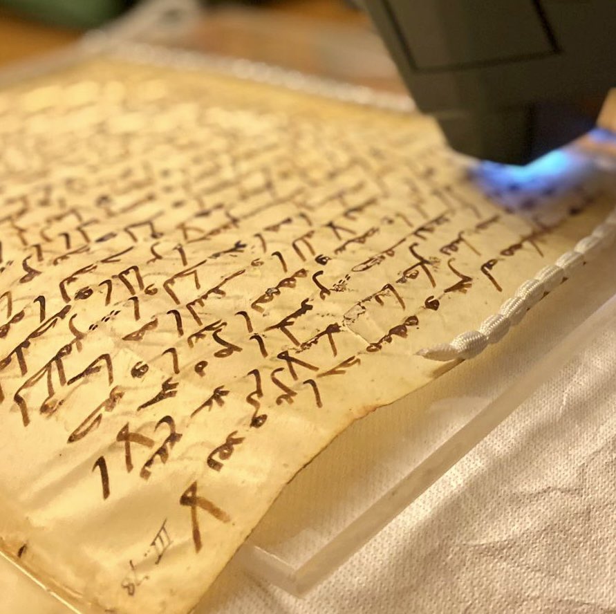 CellardEleonore's tweet photo. An exciting immersion into the world of the first scribes of the Qur’an! The National Library of France hosts a team of @CRC_officiel to analyze inks and parchments of Arabe 328, which gathers 5 of the oldest Qur’an fragments in the world! Such an enriching collaboration! @laBnF https://t.co/kRgtOltoNl
