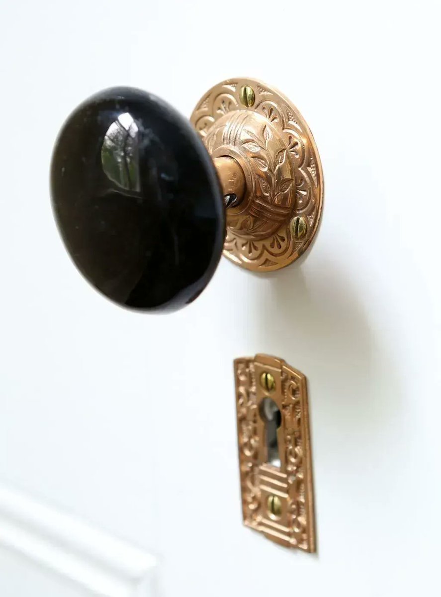 LasleyBrahaney's tweet photo. This historic colonial home was renovated with meticulous attention to detail, down to the doorknobs! https://t.co/kk1pfwbvht  #doordetails #LasleyBrahaney #Princetonarchitect https://t.co/6SNrBYtwlm