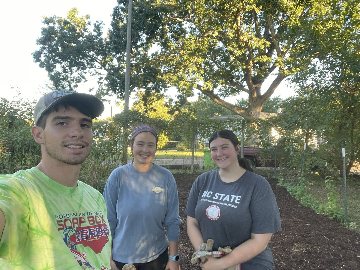 Feedingagrowin1's tweet photo. @_Jackie_Bruce #TeamSim2 #Group7 #wolfpack #ncsu volunteering at the well fed garden! https://t.co/LMzKblo6iY