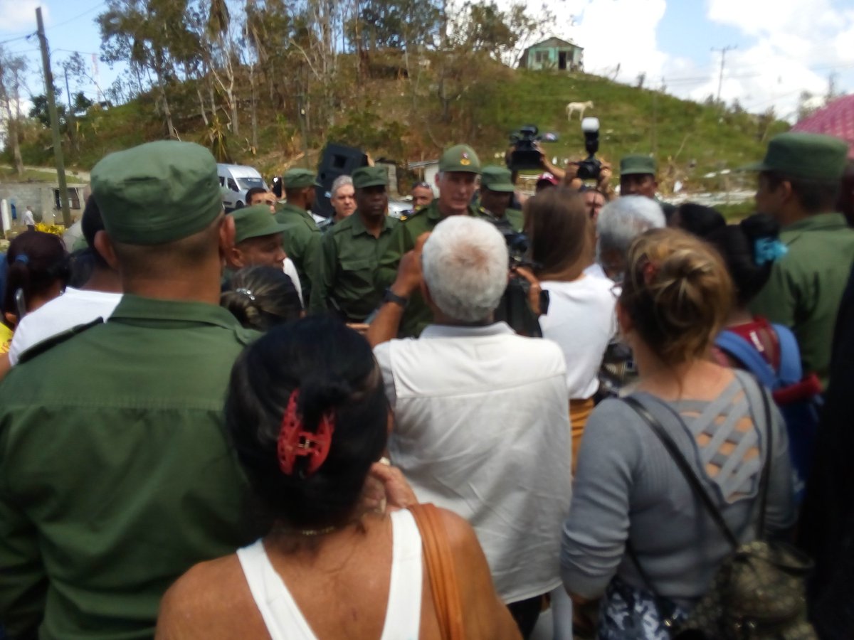 Hasta los lugares más intrincados del mun. Bahía Honda en P. del Río llegó el Presidente <a href="/DiazCanelB/">Miguel Díaz-Canel Bermúdez</a>, para ver las afectaciones de Ian y los trabajos de recuperación, en los cuales participan trabajadores de varios sectores y los pobladores de cada comunidad. #CubaViveYTrabaja