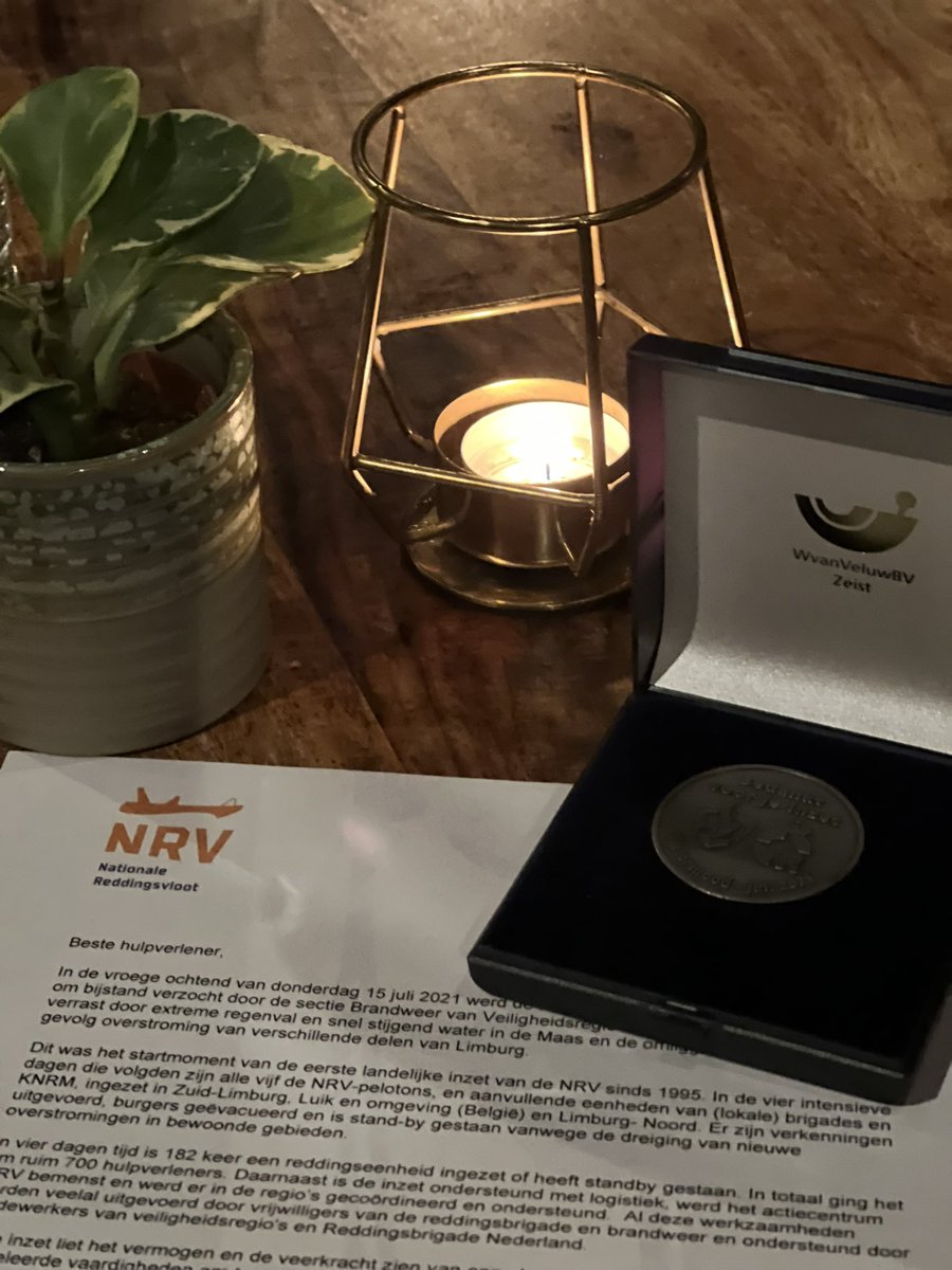 In juli 2021 waren we met verschillende eenheden aanwezig in Limburg tijdens de watersnood.

Vanavond hebben leden die erbij waren een munt als teken van waardering ontvangen vanuit de Nationale Reddingsvloot. 

#NRV #lifeguards #inzet #watersnood