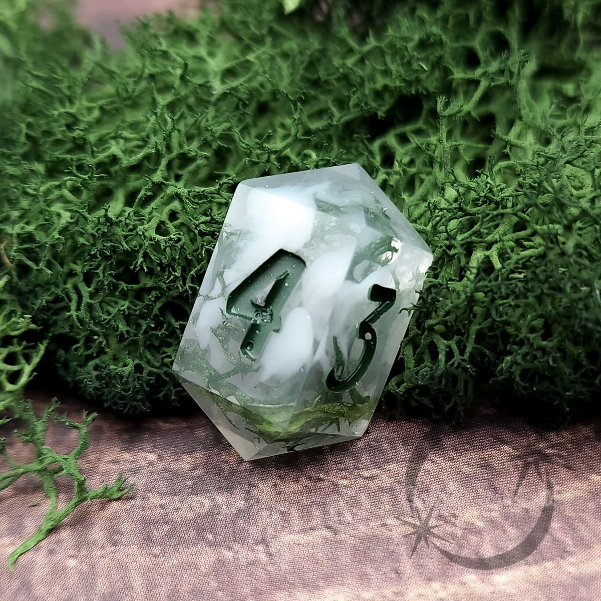 The goal was moss agate, how did I do?
#dice #handmadedice #dungeonsanddragons #dicemaker