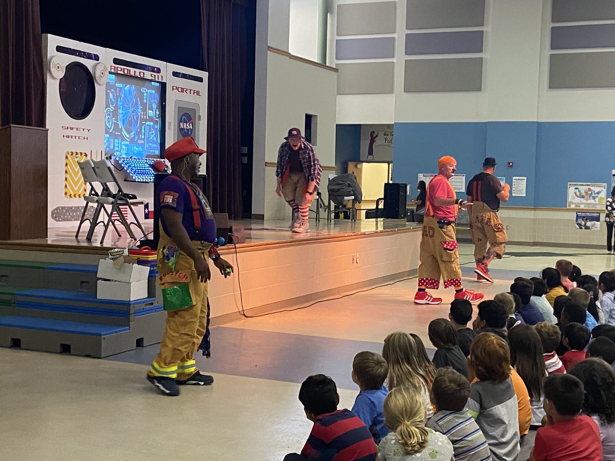 GunstreamFrisco's tweet photo. #friscofireclowns came to visit us today to learn about SAFETY!!  @FriscoFFs3732 @FriscoFFD its exciting!! https://t.co/Uz4DZM9qnZ