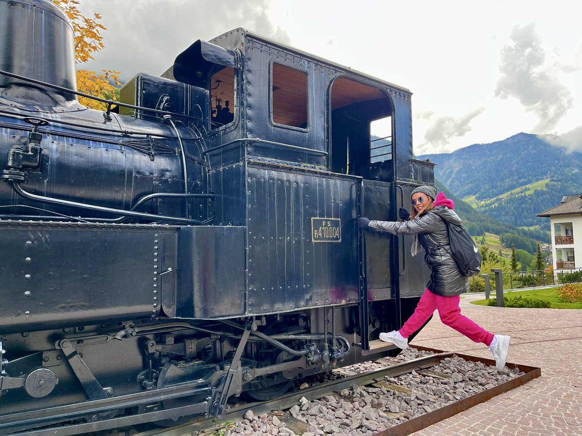 licausilvana's tweet photo. Il #treno passa una volta sola, non ritarda, non ha #meta, o lo si prende, o lo si perde.
👮🏻♀️🚂🏃🏽♀️
——————
#alvolo #train #ortisei❤️
#unforgetablemoments #familytime #trentino #iltrenopassaunavoltasola https://t.co/LleYrjT6jU