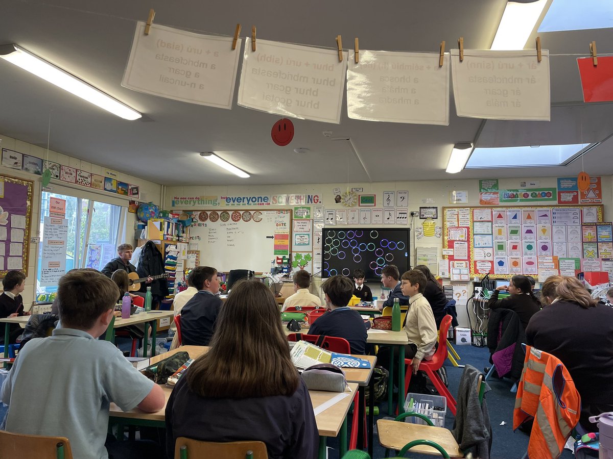 msomearasclass's tweet photo. We were so lucky today to have our past pupil and musical maestro Seán O’Meara back with us for our first music generation session of the year. Looking forward to next week already!! 🎶 🎼 🎸 @musgenlimerick @MilfordNS82 https://t.co/VbC5Sx1DHs