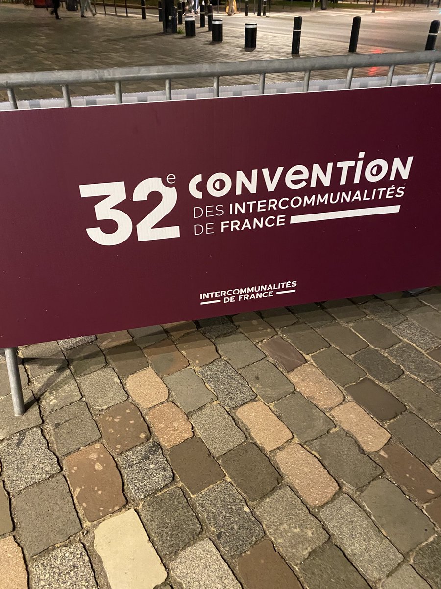 Ce soir de façon plus conviviale les échanges continus.
Les élus de leur territoires partagent leur pratiques, difficultés et l’occasion aussi de saluer de nombreux maires adhérents ⁦<a href="/AVEmploi/">ALLIANCE VILLEMPLOI</a>⁩