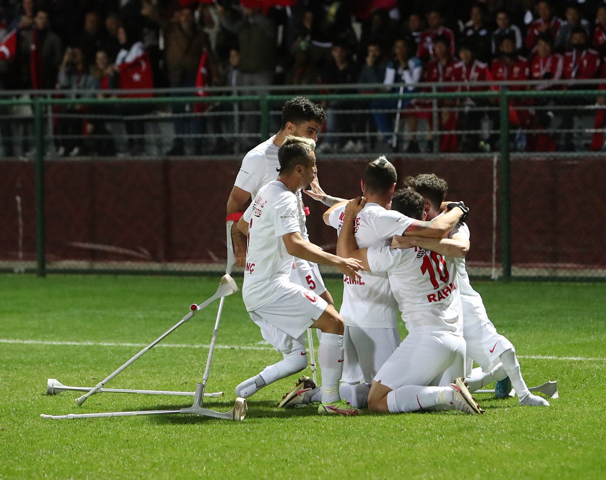 MilliTakimlar's tweet photo. Ampute Futbol Millî Takımımız, Dünya Kupası çeyrek final maçında Fas'ı Rahmi Özcan (2) ve Kemal Güleş'in (2) golleriyle 4-1 mağlup etti. 

Millîlerimizin, yarı finaldeki rakibi Özbekistan oldu. 🇹🇷 #BizimÇocuklar https://t.co/5jDkJxnGii