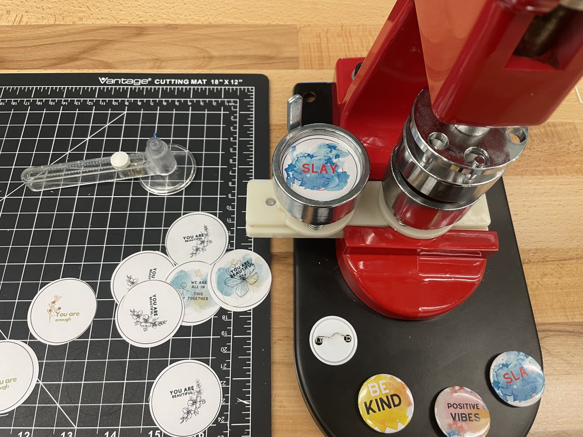 LFAcad's tweet photo. On Wednesday, students gathered in the Media Commons to participate in the Make-N-Take button-making event hosted by #imakestuff Club. In this fun stress-relieving activity, students were encouraged to create buttons with positive messages to hand out to friends. https://t.co/xttTXtvh8G