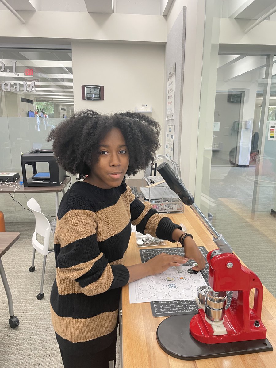 LFAcad's tweet photo. On Wednesday, students gathered in the Media Commons to participate in the Make-N-Take button-making event hosted by #imakestuff Club. In this fun stress-relieving activity, students were encouraged to create buttons with positive messages to hand out to friends. https://t.co/xttTXtvh8G