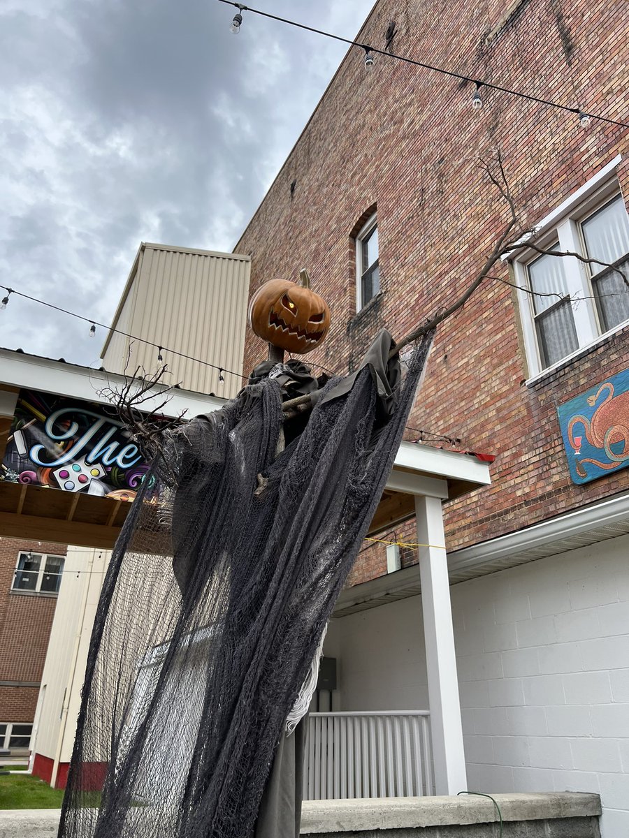 ChrislipOnMain's tweet photo. It’s beginning to look a little spooky in Philippi….

Book your next trip with us:

https://t.co/7yapcLWKKw

#airbnb #vrbo #visitphilippiwv #philippiwv #historichome #thechrisliponmain #uniquehomes #historichouse #woodwork #airbnbhost #airbnbhomes #airbnbexperience https://t.co/HmsgXef5WZ