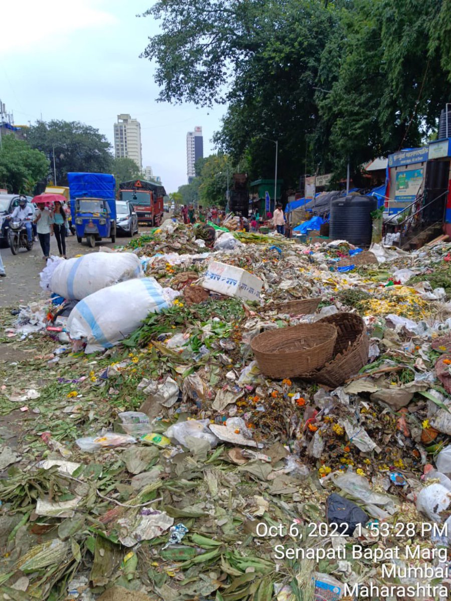 chakachakdadar's tweet photo. #OneGarbageMile
The city of dreams is slowly turning into the city of garbage. It's high time this flower market is relocated to somewhere else
This pile of garbage is lying here since 2 days.There is an increase in mosquitoes & malaria cases in nearby societies
@mybmcWardGN https://t.co/xlpwWSRsfz