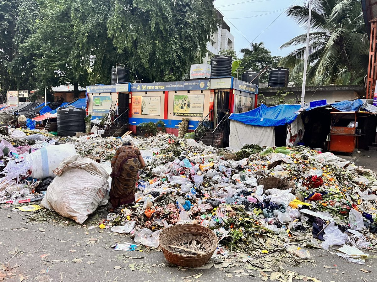 chakachakdadar's tweet photo. #OneGarbageMile
The city of dreams is slowly turning into the city of garbage. It's high time this flower market is relocated to somewhere else
This pile of garbage is lying here since 2 days.There is an increase in mosquitoes & malaria cases in nearby societies
@mybmcWardGN https://t.co/xlpwWSRsfz
