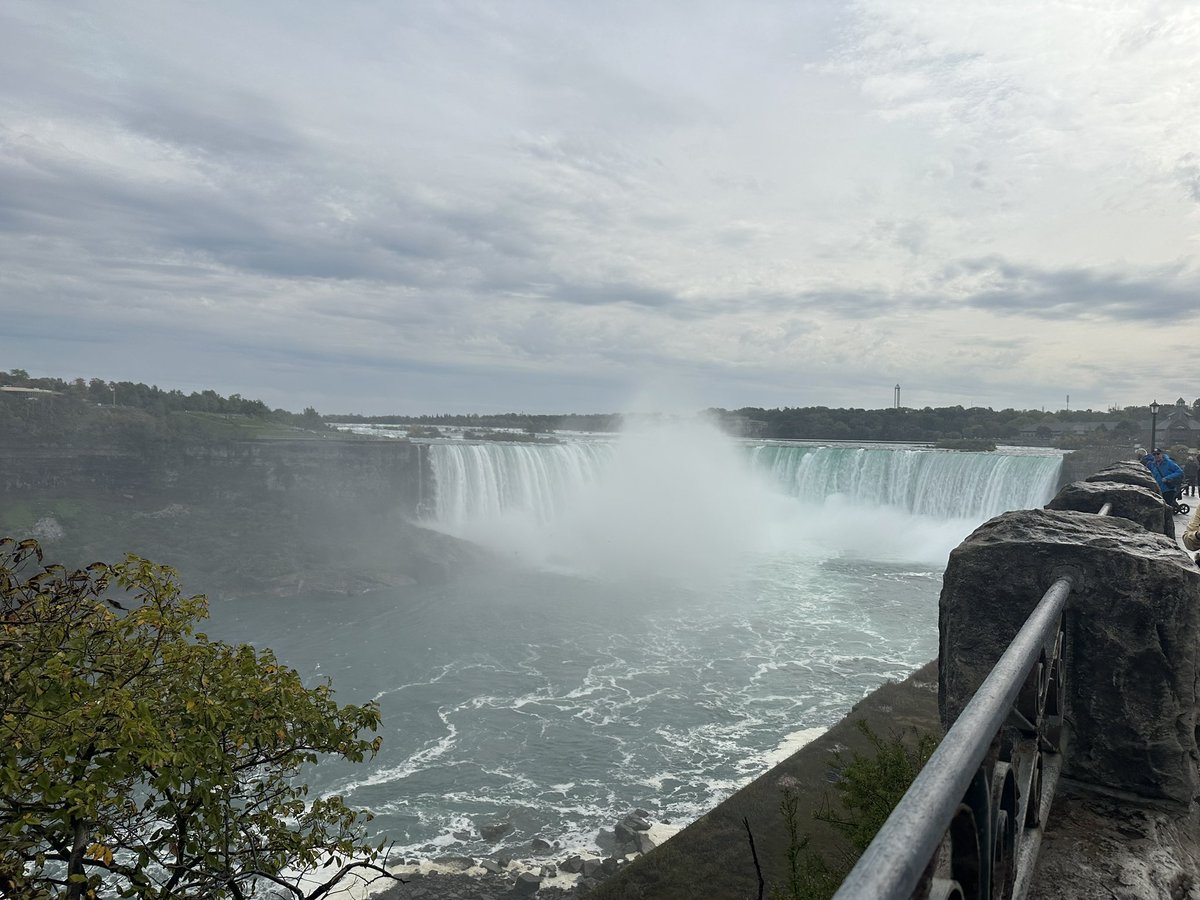 Ginxz_exe's tweet photo. Went to Canada, gonna see some friends lol https://t.co/xdDglDP5EK