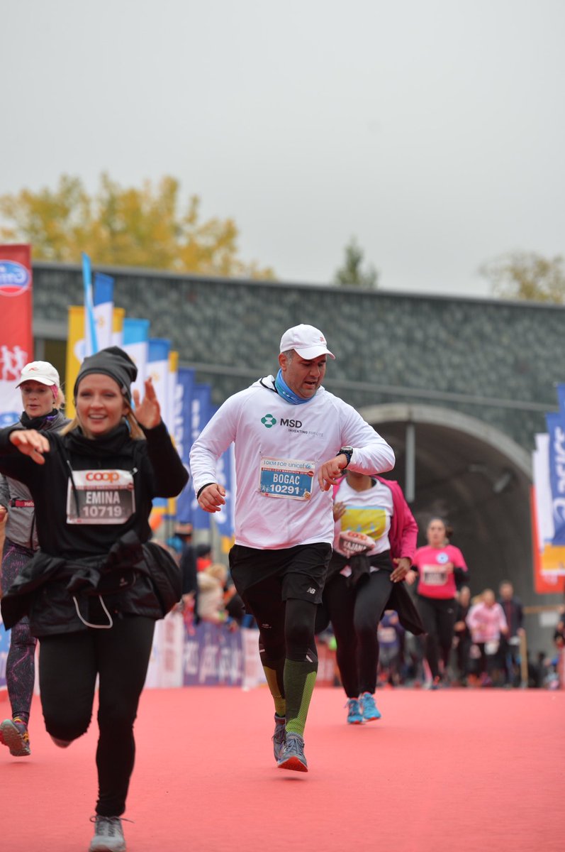 Bir #swisscitymarathon hatırası..Çok iyi hazırlanmış ve 10 km yi bir saatin altında koşmayı hedeflemiştim.(58dk)Bitime yakın saatimi kontrol ederken yakalanmışım ;) 

#swisscitymaraton2018 #lucerne #sporhayattır #carpediem