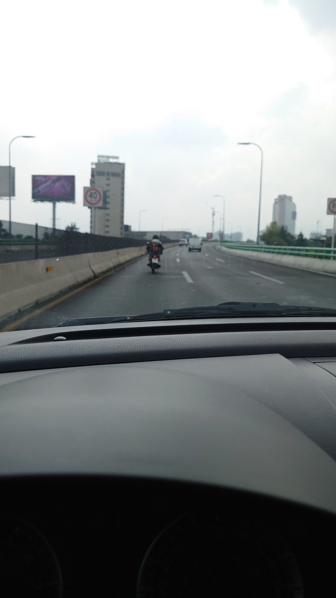 vx_sm's tweet photo. @AUSurMx neta dejaron pasar una moto que no solo no debería ir aquí si no que no tiene ni el motor para ir a una velocidad segura, no fuera coche porque se le avientan para no dejarlo pasar https://t.co/s4p6R9vTnY