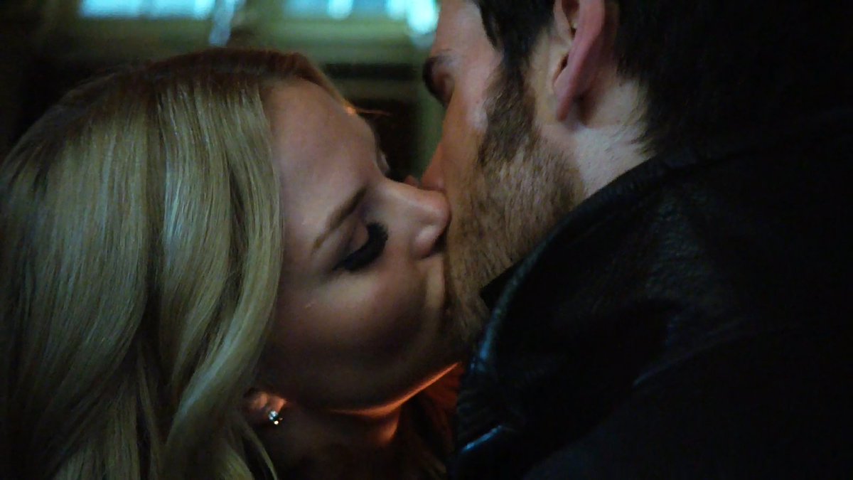 EnchantedSwans's tweet photo. ✨ CS Collection

CS kisses | 3x21
🔥😍❤️🔥

#captainswan #emmaswan #killianjones #jennifermorrison #colinodonoghue #onceuponatime #ouats3 #cscollection #cskiss #captainswankiss #captainswankisses https://t.co/Eg3PRyVSGJ