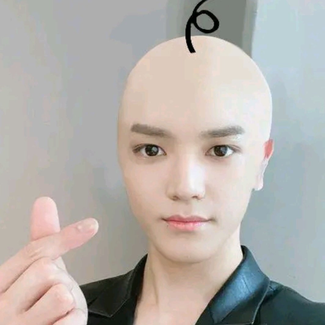 scratchthatbaII's tweet photo. testing the new twitter feature with doyoung holding bald taeyong with haechan rotfl 
#NEOCITY_MANILA 
#NCT127_NEOCITY_THE_LINK https://t.co/ZN6Xs8OwNf