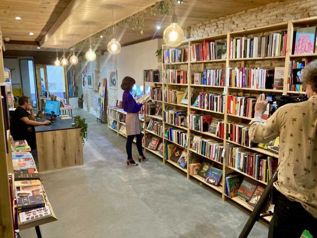 Este local, que fue un bar, se ha convertido en librería. Mucha gente diría que lo sensato -y el signo de este país- es hacer lo contrario. En cambio, Raúl Royo ha osado abrir La Montonera, un refugio especializado en ensayo y humanidades, en el barrio de El Gancho #Zaragoza