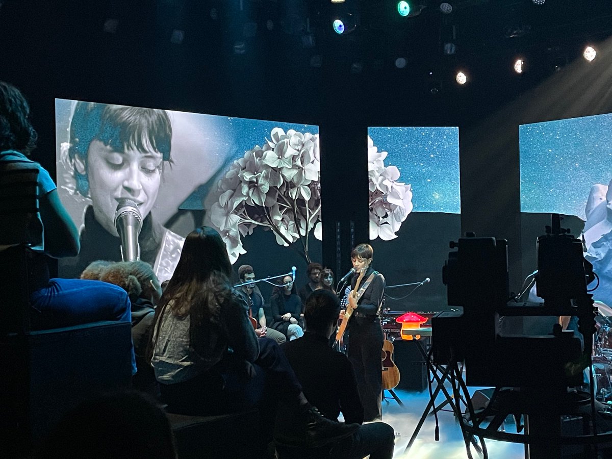 jucharlemagne's tweet photo. Les abonnés Canal+ ont été le premier public du nouvel album de @Pommeofficial ! Concert privé magnifique 👏🎶 #LeClubCanalplus @canalplus https://t.co/1jFPXpJyQ5