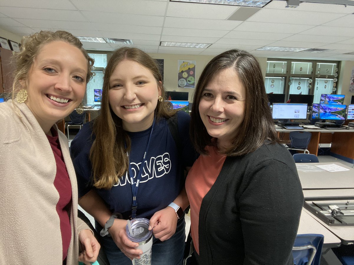 KHSDMA's tweet photo. It was great to have KHS DMA Alumni Mikayla Werner visit today! She is now a Digital Media Arts teacher @WestCler and we couldn’t be more proud of her! #kingsstrong #RelateCreateInnovate @WarrenCoCareer @Kings_HS https://t.co/bEHKz7OtBm