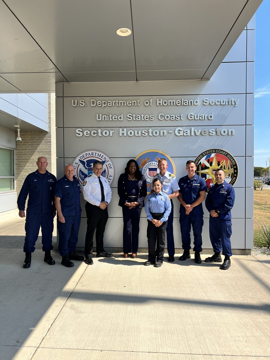 HoustonFire's tweet photo. @FireChiefofHFD as keynote speaker for the U.S. Coast Guard Sector Houston-Galveston #HispanicHeritageMonth lunch today. Chief Peña also joined in a Q&amp;A discussion panel regarding the Hispanic culture.@HoustonFire greatly appreciates the invite and recognition of Chief Peña. https://t.co/P4kIi2qIS9