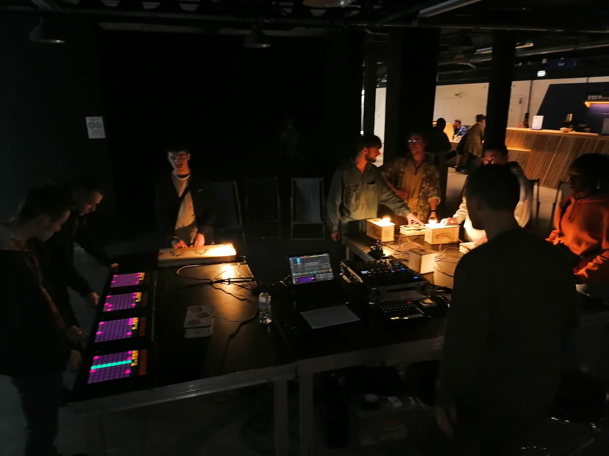 ProDelobel's tweet photo. #CEJ Prendre confiance en soi et en ses capacités créatives :quand le numérique devient musique! Atelier  @laCPublique auprès du collectif otium dans le cadre du #NAMEfestival .🙏 à @ArtPointM pour cette belle collaboration! 👍@ludes_richard @eddievanco https://t.co/rNaGL9znxt