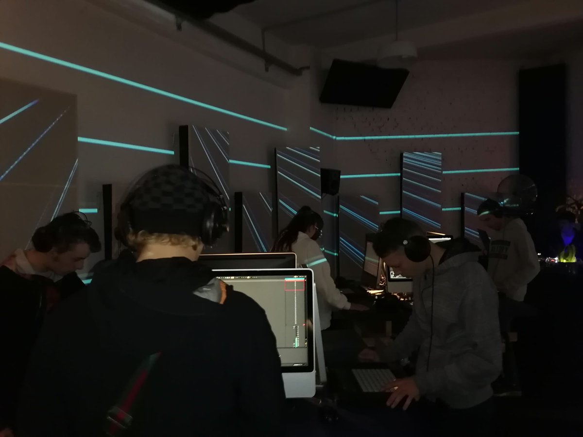 ProDelobel's tweet photo. #CEJ Prendre confiance en soi et en ses capacités créatives :quand le numérique devient musique! Atelier  @laCPublique auprès du collectif otium dans le cadre du #NAMEfestival .🙏 à @ArtPointM pour cette belle collaboration! 👍@ludes_richard @eddievanco https://t.co/rNaGL9znxt