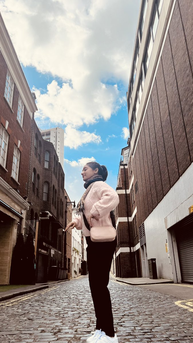 priyathimmesh's tweet photo. “Money can’t buy you happiness, but it can buy you a ticket to London.”🥰😉
#forhappiness #loveofmylife❤️ #solotrip #londonlife https://t.co/8oxSB6RCXj
