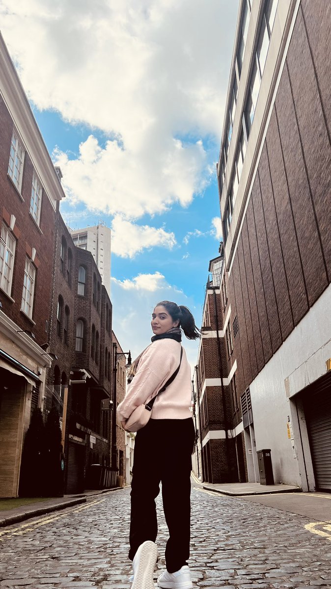priyathimmesh's tweet photo. “Money can’t buy you happiness, but it can buy you a ticket to London.”🥰😉
#forhappiness #loveofmylife❤️ #solotrip #londonlife https://t.co/8oxSB6RCXj