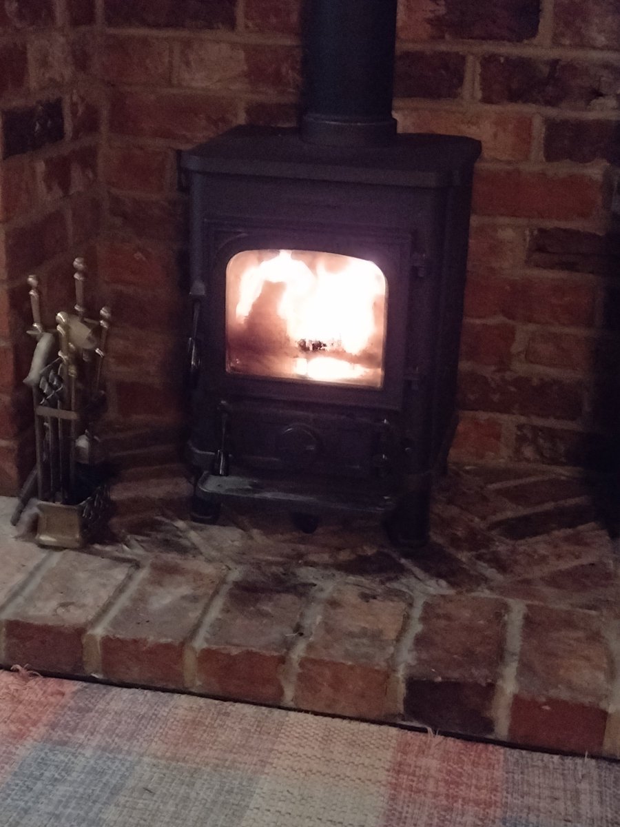 Nutcracker1971's tweet photo. Last fire off holiday #hometommorrow#loveyorkshire#katescottage https://t.co/uqlatpXVJQ