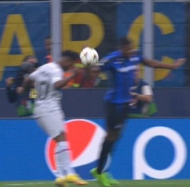 10InfoBlaugrana's tweet photo. El SINVERGÜENZA de Pol Van Boekel hoy SÍ pita la mano. Exactamente la misma mano.
Si digo lo que pienso me cierran la cuenta https://t.co/P1k1E2BgBq