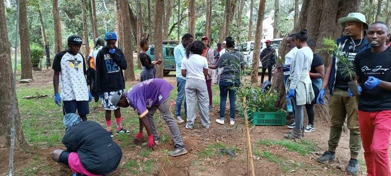 WHWF1's tweet photo. On October 1 we took part in the Nanyuki River Clean up exercise. This was organized by the County Government of Laikipia and they were thrilled to see our WHWF team present.
#nanyukiriver #kenya #conservationthrougheducation #whwf #StefaniePowers https://t.co/bIRkb1VvSK