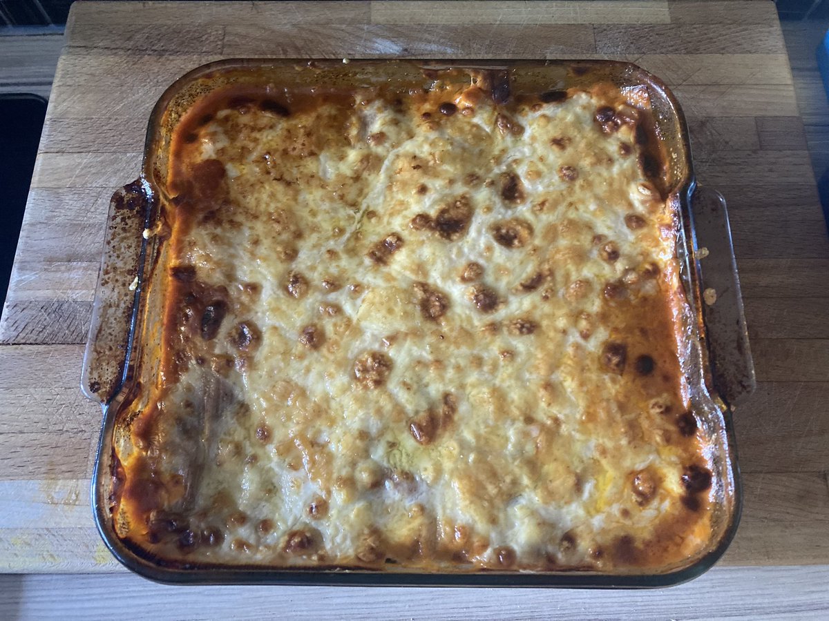 MarkChurms's tweet photo. No pasta lasagna only 204 calories per portion use sheets of leek instead of pasta #churmsyreadymeals #drmichaelmosley #800caloriediet https://t.co/aBPQv8v15N