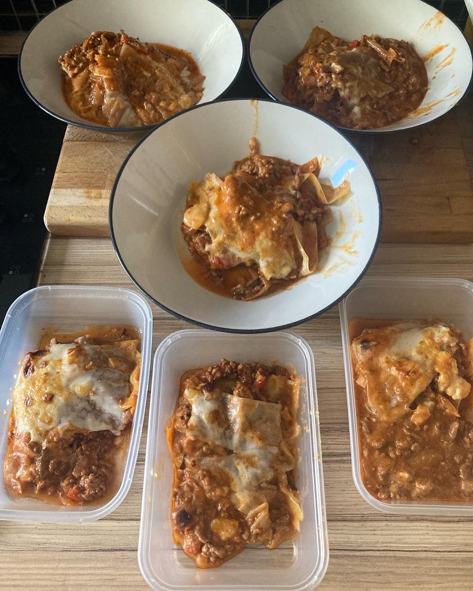 MarkChurms's tweet photo. No pasta lasagna only 204 calories per portion use sheets of leek instead of pasta #churmsyreadymeals #drmichaelmosley #800caloriediet https://t.co/aBPQv8v15N