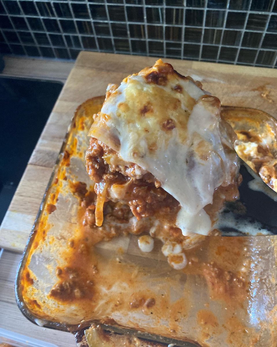 MarkChurms's tweet photo. No pasta lasagna only 204 calories per portion use sheets of leek instead of pasta #churmsyreadymeals #drmichaelmosley #800caloriediet https://t.co/aBPQv8v15N